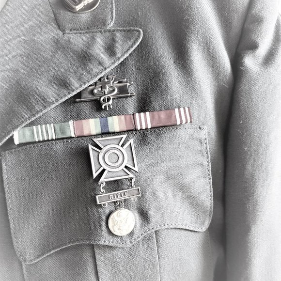 Men's Army Sargent Uniform with medals and badges - Picture 6 of 8
